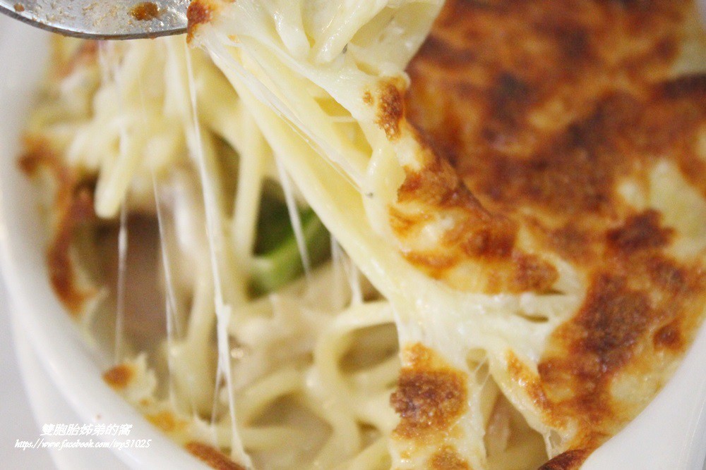 位於鼓山區西子灣隧道路口旁的義特米義大利麵用料實在又好吃[銅板美食]