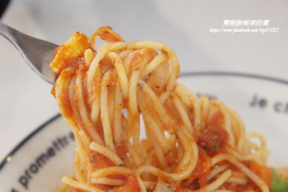位於鼓山區西子灣隧道路口旁的義特米義大利麵用料實在又好吃[銅板美食]