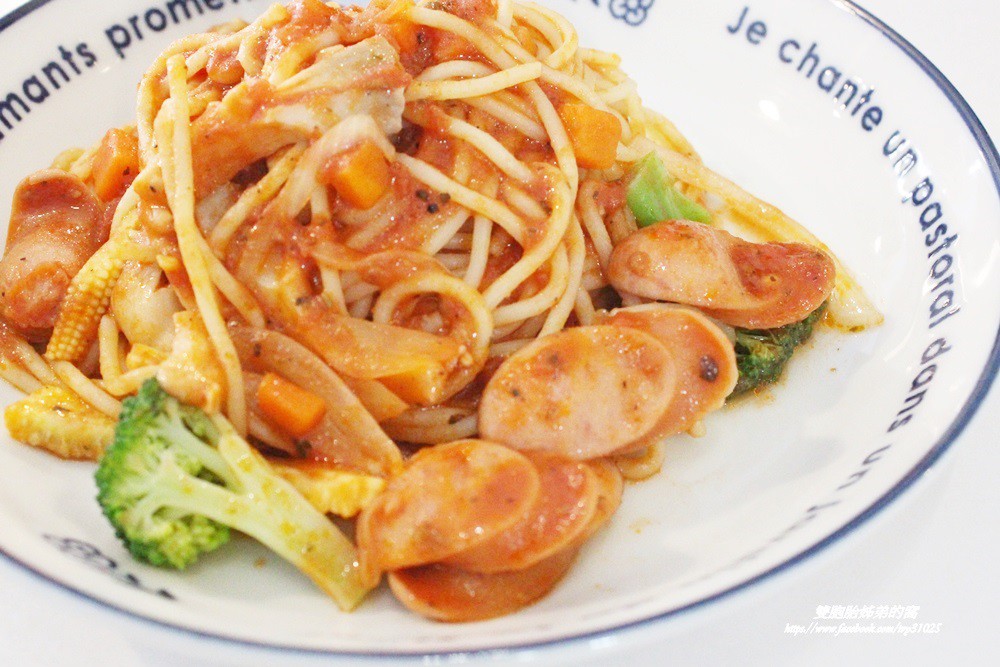 位於鼓山區西子灣隧道路口旁的義特米義大利麵用料實在又好吃[銅板美食]