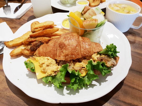 L'idée Café 樂點咖啡:♪板橋車站。L'idée Café 樂點咖啡♬ 富士山抹茶提拉米蘇 美味又好拍