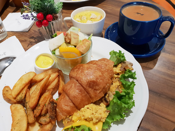 L'idée Café 樂點咖啡:♪板橋車站。L'idée Café 樂點咖啡♬ 富士山抹茶提拉米蘇 美味又好拍