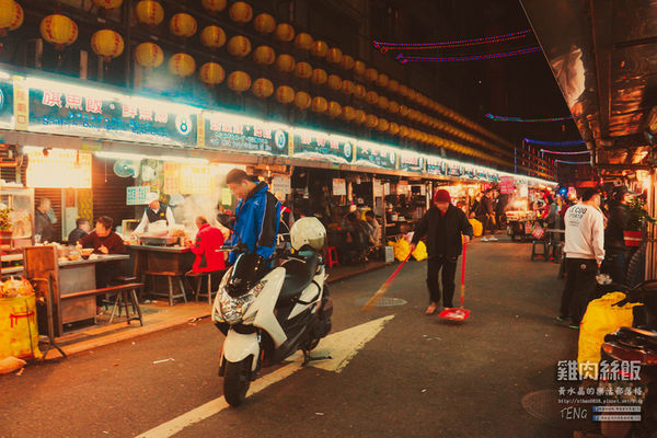 雞肉絲飯【基隆美食】|基隆廟口深夜人氣打烊料理；所有店家打烊之後他才出來營業，太早來是吃不到滴。