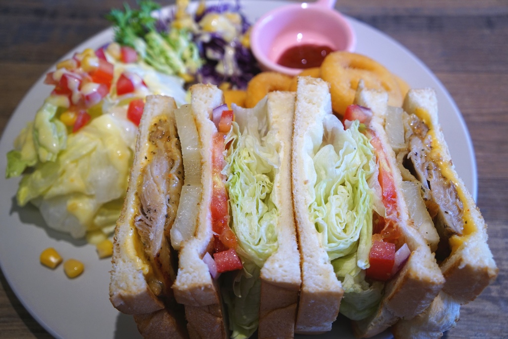 香煎羅勒雞腿總匯三明治+微笑薯餅套餐