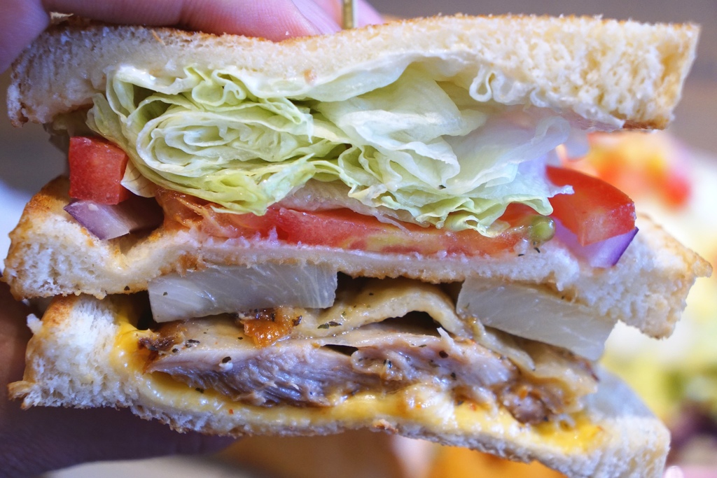 香煎羅勒雞腿總匯三明治+微笑薯餅套餐