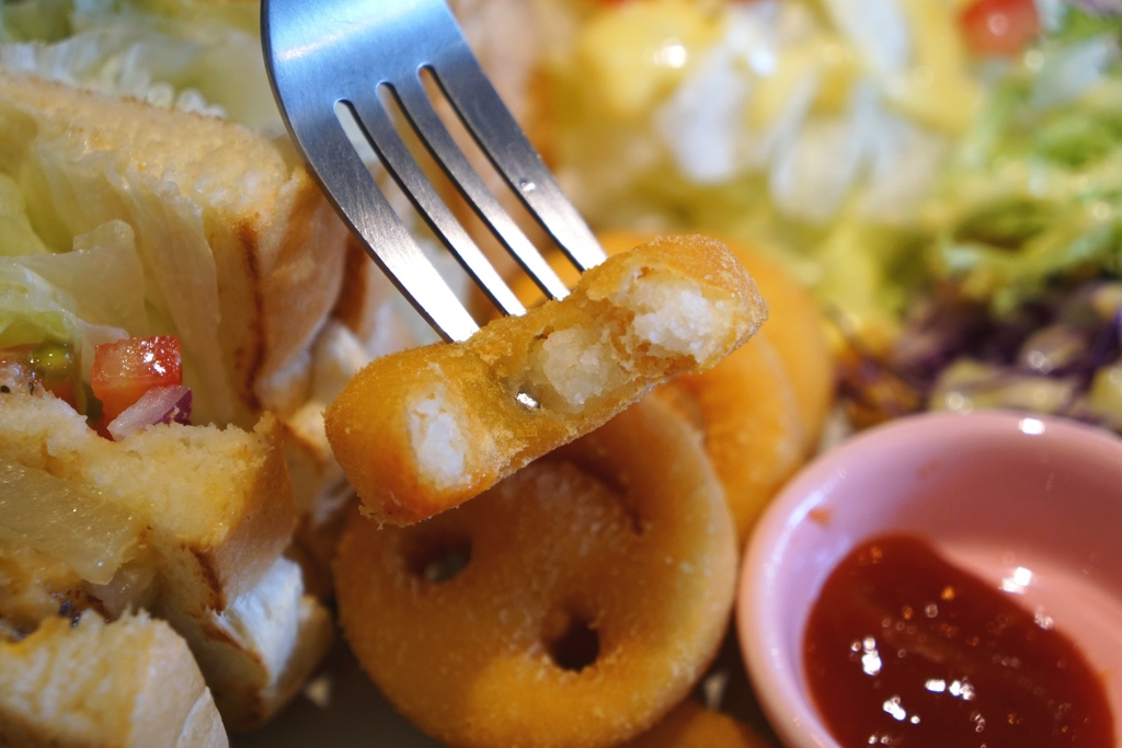 香煎羅勒雞腿總匯三明治+微笑薯餅套餐