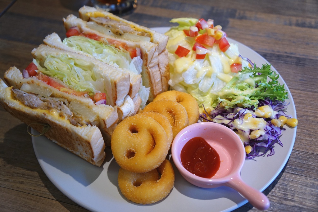 香煎羅勒雞腿總匯三明治+微笑薯餅套餐