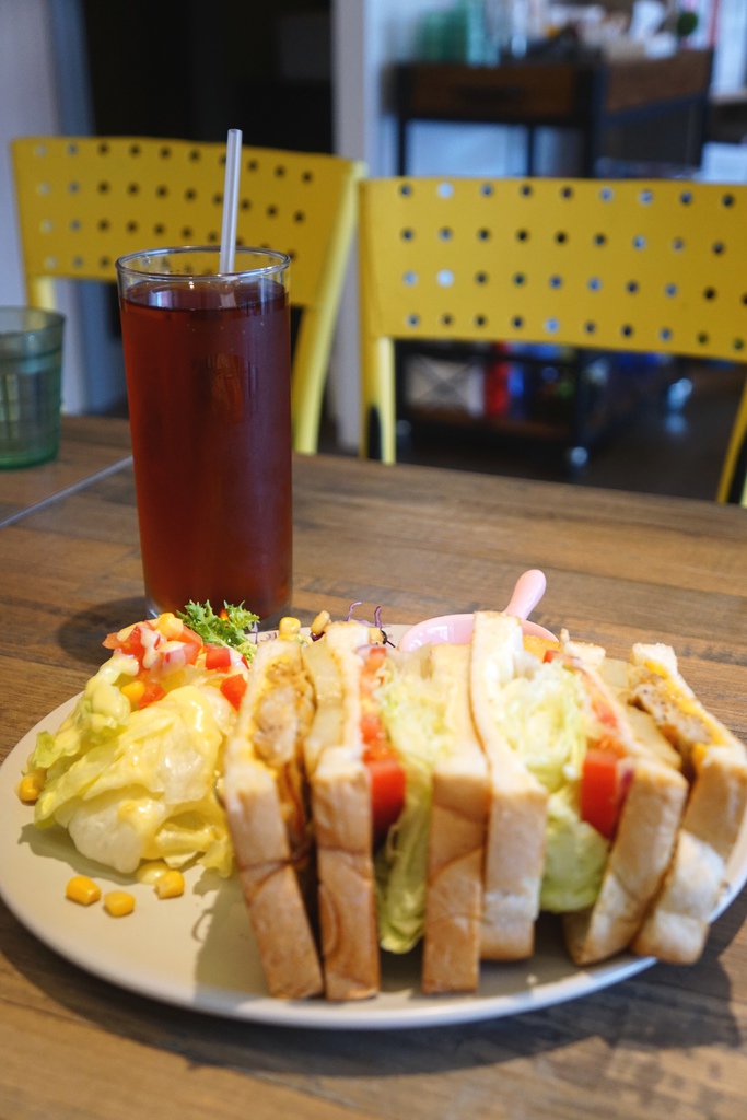 香煎羅勒雞腿總匯三明治+微笑薯餅套餐