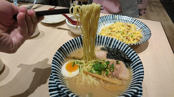 餃子の王將-台灣一號店:高雄漢神巨蛋~餃子の 王將~台灣1號日本直營店~引以為豪的日式煎餃~攻佔你我的味蕾~