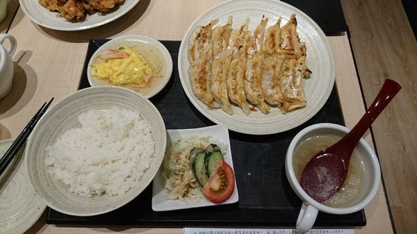 餃子の王將-台灣一號店:高雄漢神巨蛋~餃子の 王將~台灣1號日本直營店~引以為豪的日式煎餃~攻佔你我的味蕾~