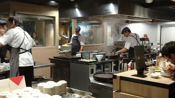 餃子の王將-台灣一號店:高雄漢神巨蛋~餃子の 王將~台灣1號日本直營店~引以為豪的日式煎餃~攻佔你我的味蕾~