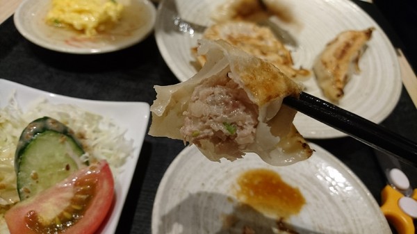 餃子の王將-台灣一號店:高雄漢神巨蛋~餃子の 王將~台灣1號日本直營店~引以為豪的日式煎餃~攻佔你我的味蕾~