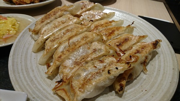 餃子の王將-台灣一號店:高雄漢神巨蛋~餃子の 王將~台灣1號日本直營店~引以為豪的日式煎餃~攻佔你我的味蕾~