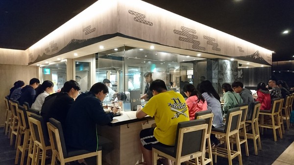 餃子の王將-台灣一號店:高雄漢神巨蛋~餃子の 王將~台灣1號日本直營店~引以為豪的日式煎餃~攻佔你我的味蕾~