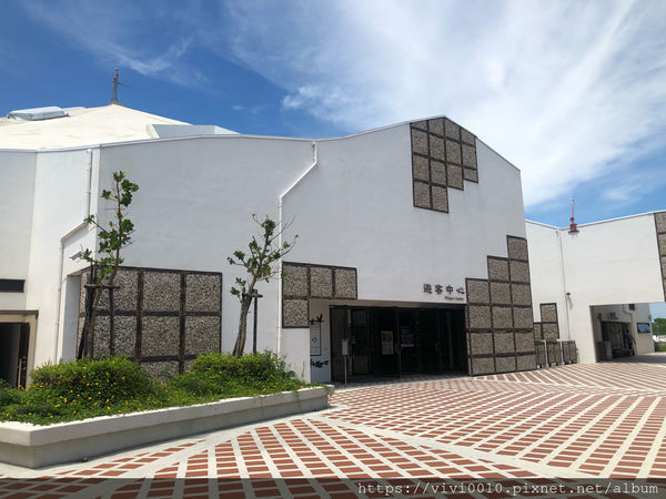 圓圓家出去玩-《台南景點》台江國家公園遊客中心純白建築好好拍，獨特高腳水上屋，台南IG打卡熱點