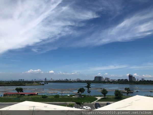 圓圓家出去玩-《台南景點》台江國家公園遊客中心純白建築好好拍，獨特高腳水上屋，台南IG打卡熱點