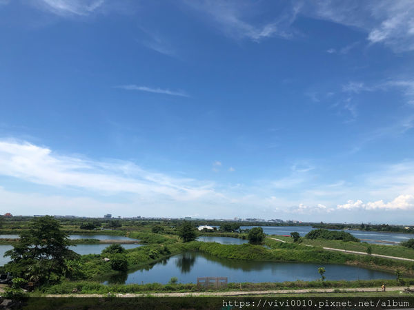 圓圓家出去玩-《台南景點》台江國家公園遊客中心純白建築好好拍，獨特高腳水上屋，台南IG打卡熱點