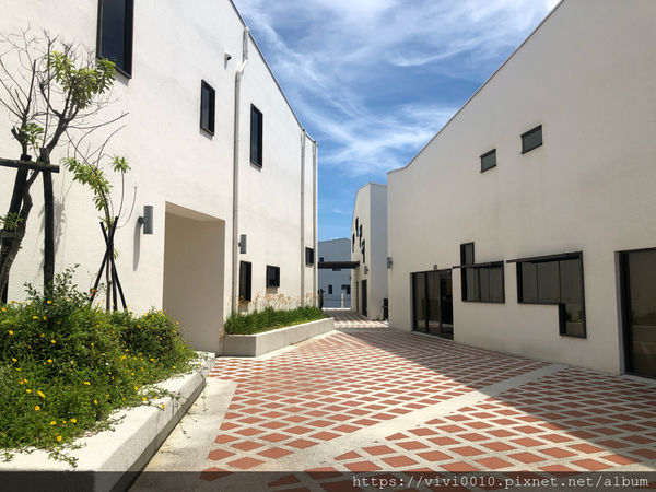 圓圓家出去玩-《台南景點》台江國家公園遊客中心純白建築好好拍，獨特高腳水上屋，台南IG打卡熱點