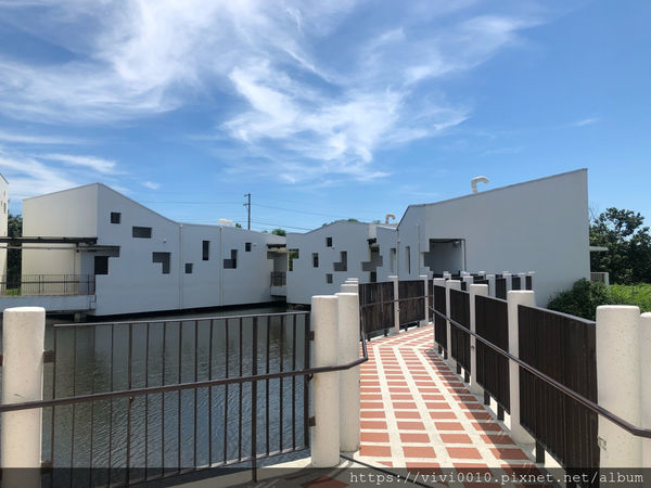 圓圓家出去玩-《台南景點》台江國家公園遊客中心純白建築好好拍，獨特高腳水上屋，台南IG打卡熱點