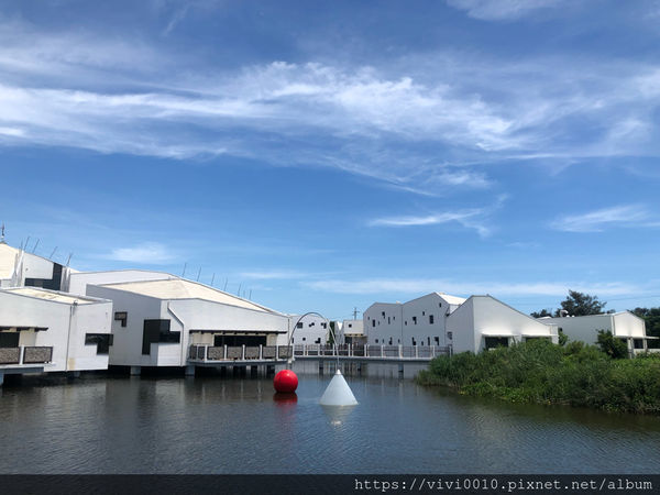 圓圓家出去玩-《台南景點》台江國家公園遊客中心純白建築好好拍，獨特高腳水上屋，台南IG打卡熱點