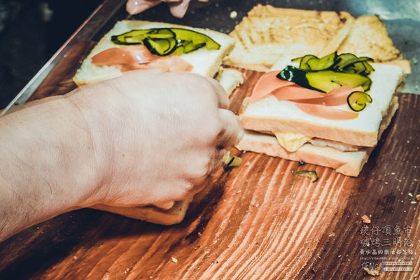 崁仔頂無名碳烤三明治【基隆美食】|基隆市仁愛區崁仔頂魚市必吃三明治，愛玩客詹姆士不睡覺推薦。