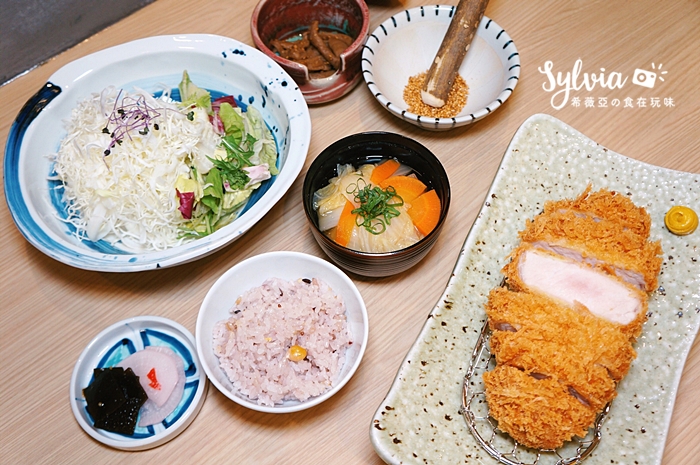 【新北板橋區】伊勢路-勝勢日式豬排(板橋大遠百店)。日本人氣豬排店新推出伊勢龍蝦、厚切牛舌、究好豬