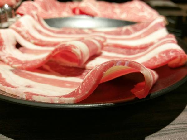 湯正黑潮涮涮：湯正黑潮涮涮-新莊真材實料火鍋  海產新鮮看的見  肉片也是超霸氣  份量絕對大到你不要不要的