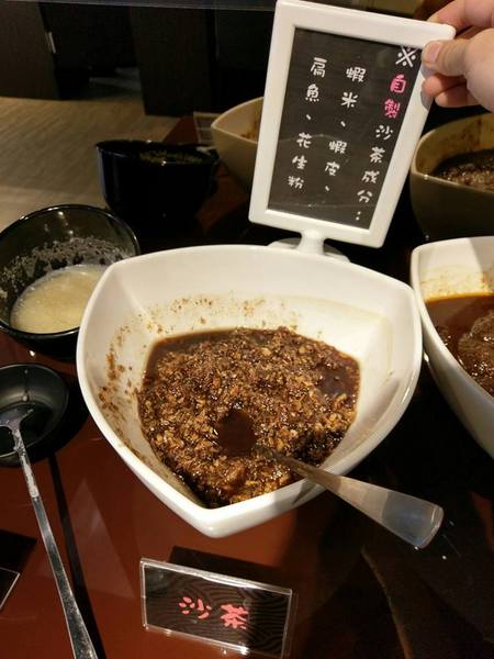 湯正黑潮涮涮：湯正黑潮涮涮-新莊真材實料火鍋  海產新鮮看的見  肉片也是超霸氣  份量絕對大到你不要不要的