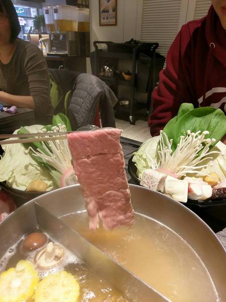 湯正黑潮涮涮：湯正黑潮涮涮-新莊真材實料火鍋  海產新鮮看的見  肉片也是超霸氣  份量絕對大到你不要不要的