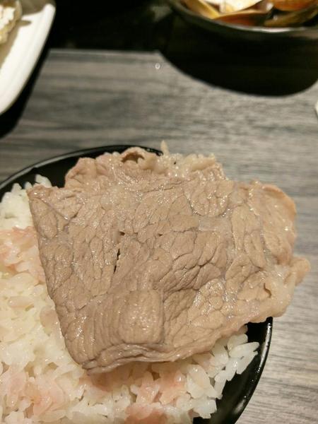 湯正黑潮涮涮：湯正黑潮涮涮-新莊真材實料火鍋  海產新鮮看的見  肉片也是超霸氣  份量絕對大到你不要不要的