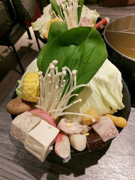 湯正黑潮涮涮：湯正黑潮涮涮-新莊真材實料火鍋  海產新鮮看的見  肉片也是超霸氣  份量絕對大到你不要不要的