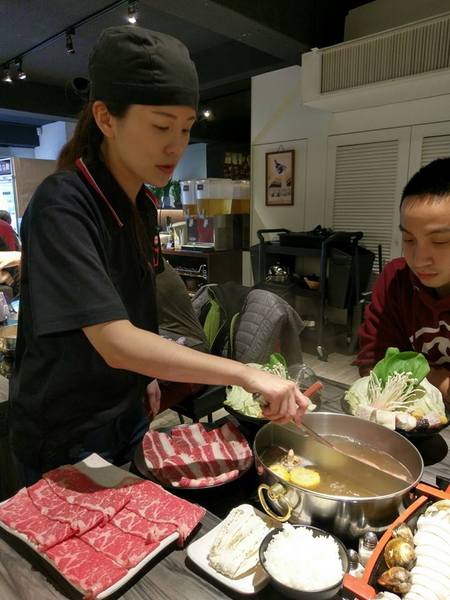 湯正黑潮涮涮：湯正黑潮涮涮-新莊真材實料火鍋  海產新鮮看的見  肉片也是超霸氣  份量絕對大到你不要不要的
