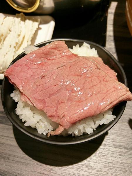 湯正黑潮涮涮：湯正黑潮涮涮-新莊真材實料火鍋  海產新鮮看的見  肉片也是超霸氣  份量絕對大到你不要不要的