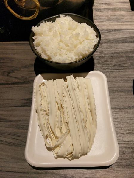 湯正黑潮涮涮：湯正黑潮涮涮-新莊真材實料火鍋  海產新鮮看的見  肉片也是超霸氣  份量絕對大到你不要不要的