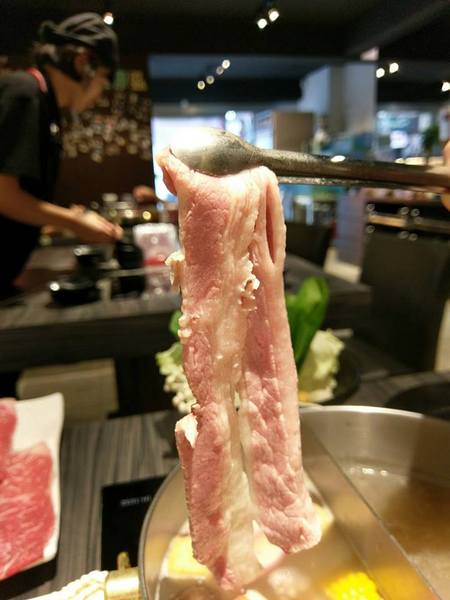 湯正黑潮涮涮：湯正黑潮涮涮-新莊真材實料火鍋  海產新鮮看的見  肉片也是超霸氣  份量絕對大到你不要不要的