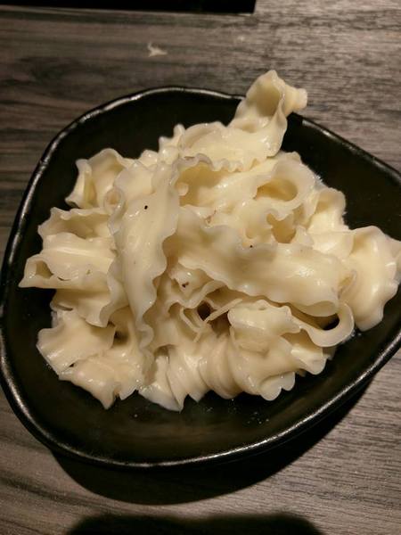 湯正黑潮涮涮：湯正黑潮涮涮-新莊真材實料火鍋  海產新鮮看的見  肉片也是超霸氣  份量絕對大到你不要不要的