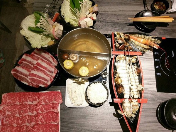 湯正黑潮涮涮：湯正黑潮涮涮-新莊真材實料火鍋  海產新鮮看的見  肉片也是超霸氣  份量絕對大到你不要不要的