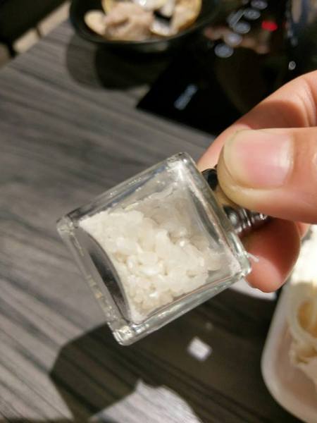 湯正黑潮涮涮：湯正黑潮涮涮-新莊真材實料火鍋  海產新鮮看的見  肉片也是超霸氣  份量絕對大到你不要不要的