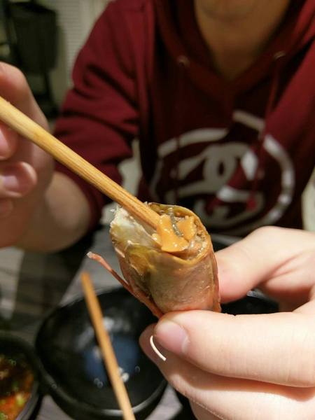 湯正黑潮涮涮：湯正黑潮涮涮-新莊真材實料火鍋  海產新鮮看的見  肉片也是超霸氣  份量絕對大到你不要不要的