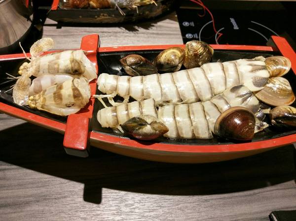 湯正黑潮涮涮：湯正黑潮涮涮-新莊真材實料火鍋  海產新鮮看的見  肉片也是超霸氣  份量絕對大到你不要不要的