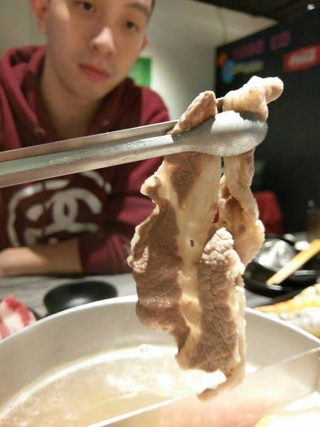 湯正黑潮涮涮：湯正黑潮涮涮-新莊真材實料火鍋  海產新鮮看的見  肉片也是超霸氣  份量絕對大到你不要不要的