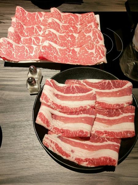 湯正黑潮涮涮：湯正黑潮涮涮-新莊真材實料火鍋  海產新鮮看的見  肉片也是超霸氣  份量絕對大到你不要不要的