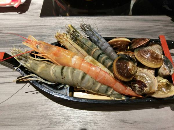 湯正黑潮涮涮：湯正黑潮涮涮-新莊真材實料火鍋  海產新鮮看的見  肉片也是超霸氣  份量絕對大到你不要不要的