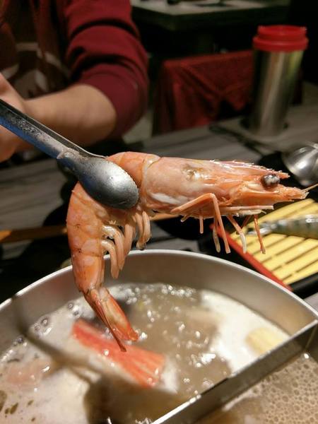 湯正黑潮涮涮：湯正黑潮涮涮-新莊真材實料火鍋  海產新鮮看的見  肉片也是超霸氣  份量絕對大到你不要不要的