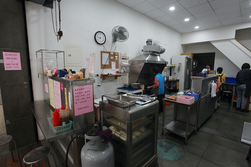 台南市北區吃。台南｜中西區。「老李早餐店」傳承三代飄香超過70年老字號早餐店，寒冷冬天來碗濃醇香米漿跟杏仁茶真幸