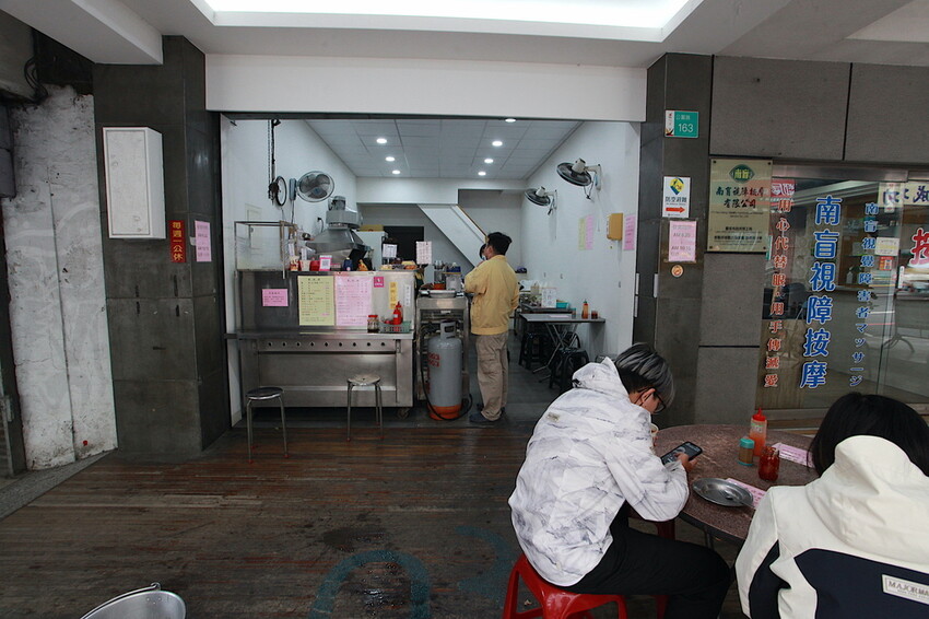 台南市北區吃。台南｜中西區。「老李早餐店」傳承三代飄香超過70年老字號早餐店，寒冷冬天來碗濃醇香米漿跟杏仁茶真幸