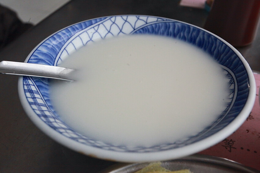 台南市北區吃。台南｜中西區。「老李早餐店」傳承三代飄香超過70年老字號早餐店，寒冷冬天來碗濃醇香米漿跟杏仁茶真幸