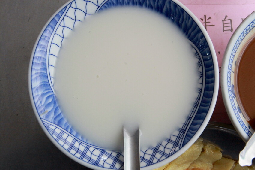 台南市北區吃。台南｜中西區。「老李早餐店」傳承三代飄香超過70年老字號早餐店，寒冷冬天來碗濃醇香米漿跟杏仁茶真幸