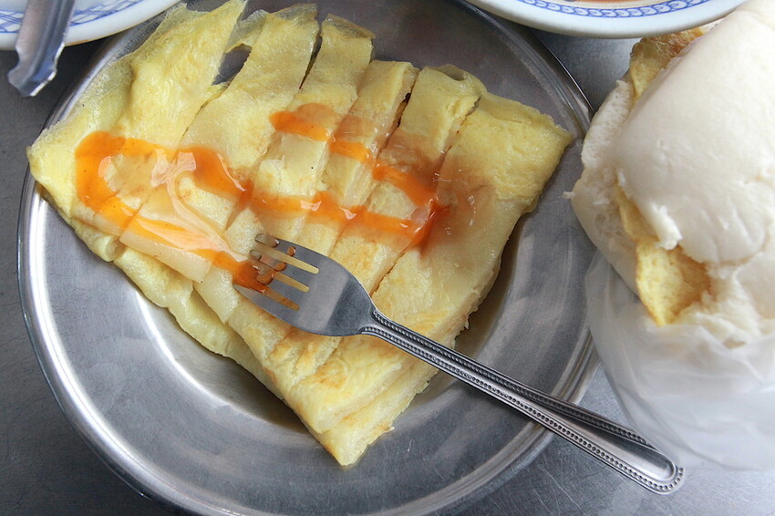 台南市北區吃。台南｜中西區。「老李早餐店」傳承三代飄香超過70年老字號早餐店，寒冷冬天來碗濃醇香米漿跟杏仁茶真幸