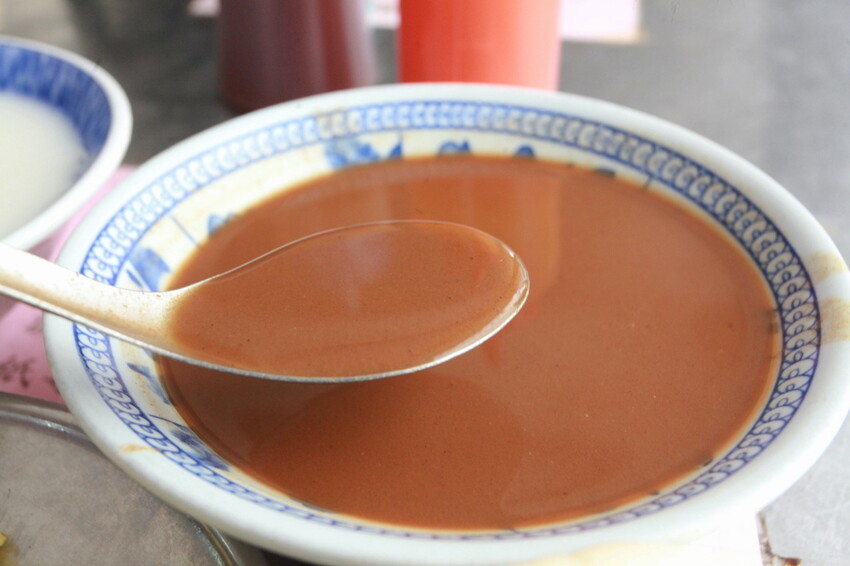 台南市北區吃。台南｜中西區。「老李早餐店」傳承三代飄香超過70年老字號早餐店，寒冷冬天來碗濃醇香米漿跟杏仁茶真幸