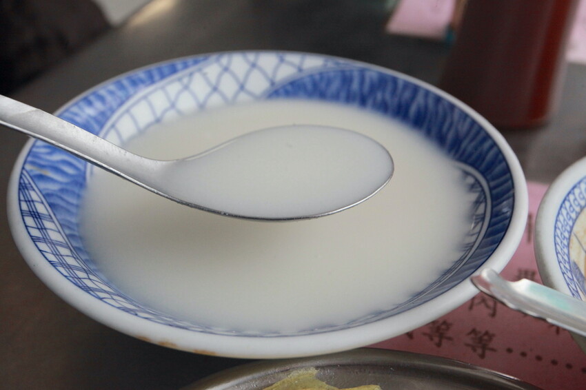 台南市北區吃。台南｜中西區。「老李早餐店」傳承三代飄香超過70年老字號早餐店，寒冷冬天來碗濃醇香米漿跟杏仁茶真幸